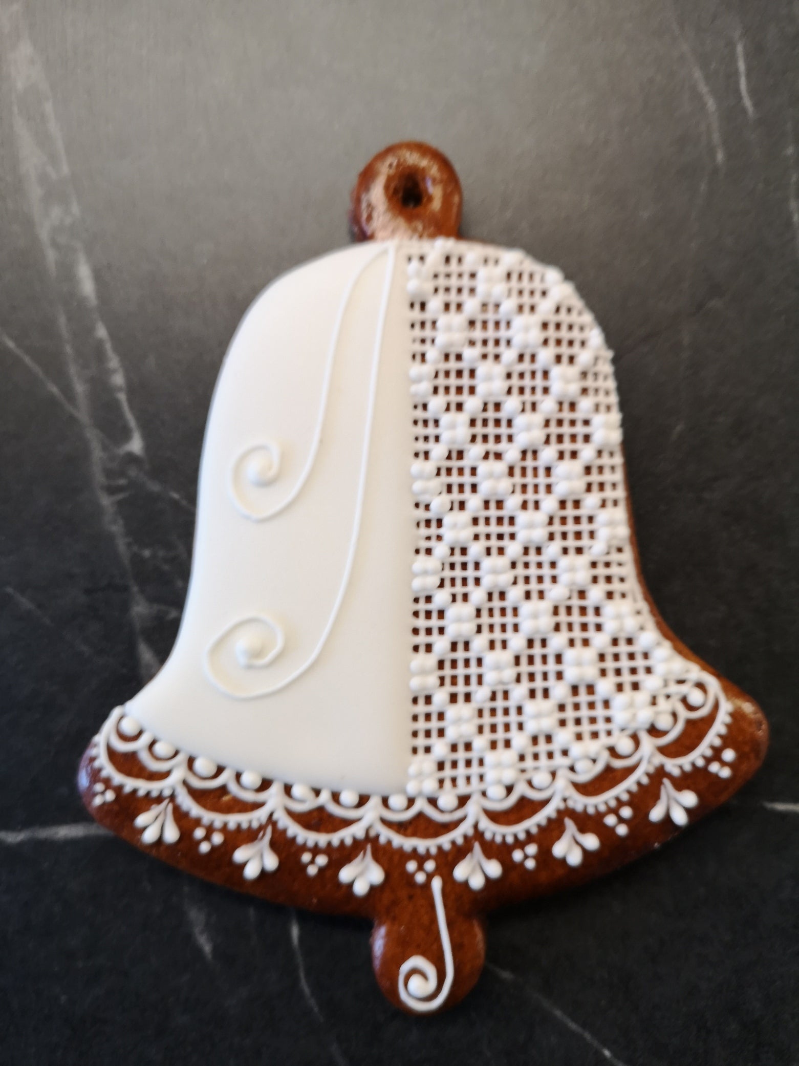 zvoneček zdobený bílkovou polevou